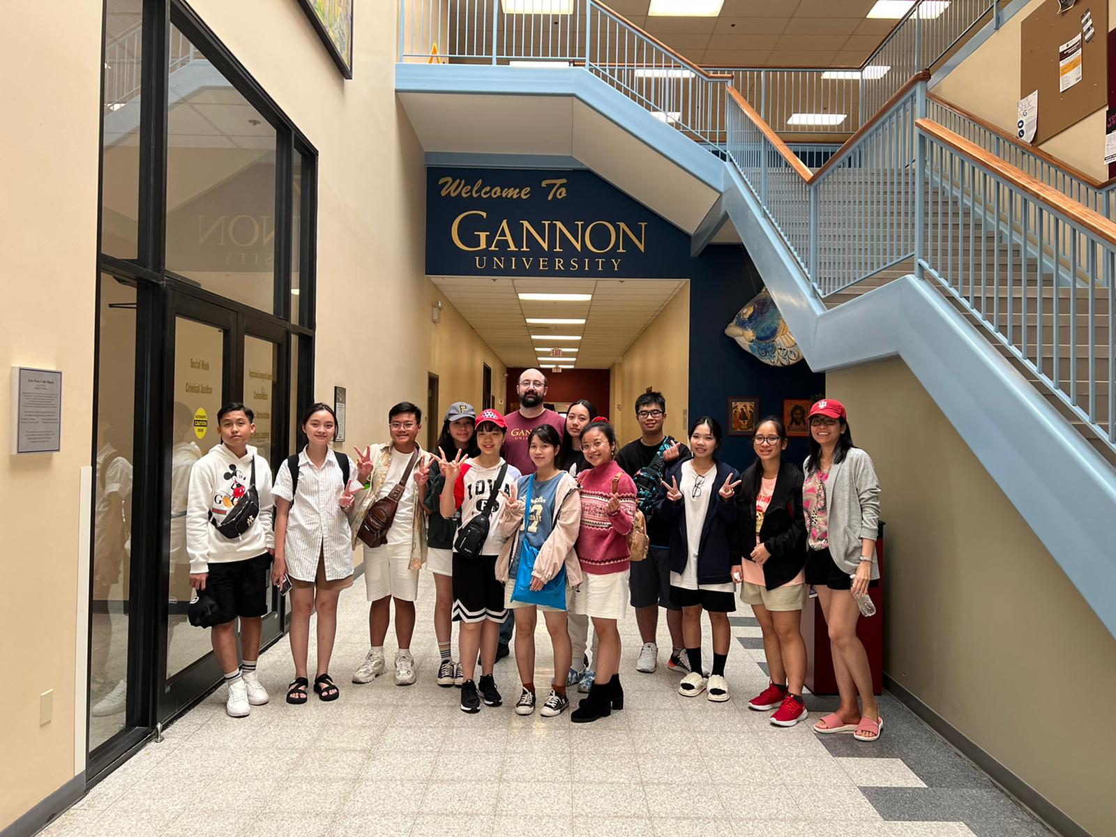 Du học hè Mỹ 2023 - Du học sinh hè trong tham quan trường Đại học Gannon